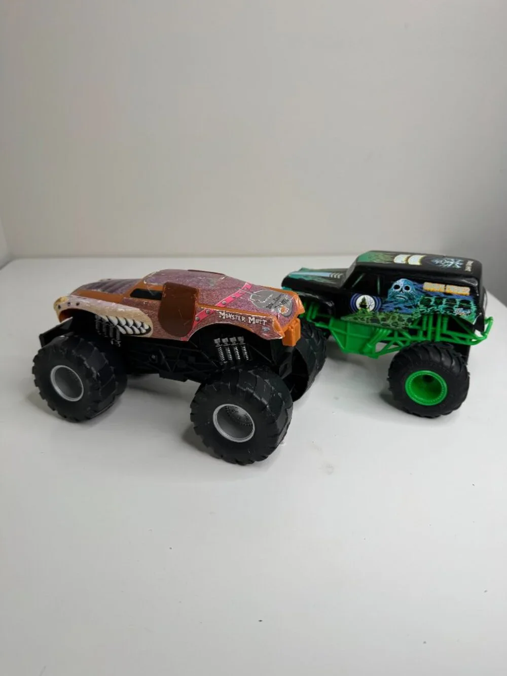 Monster Jam Monster Truck Toys Monster Mutt Grave Digger 1:24 Scale Plastic. The